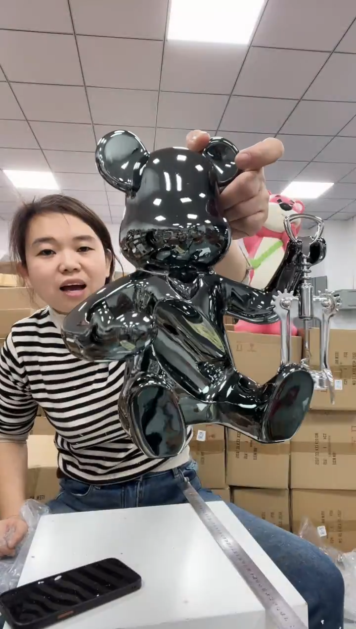 树脂抱酒熊枪黑色