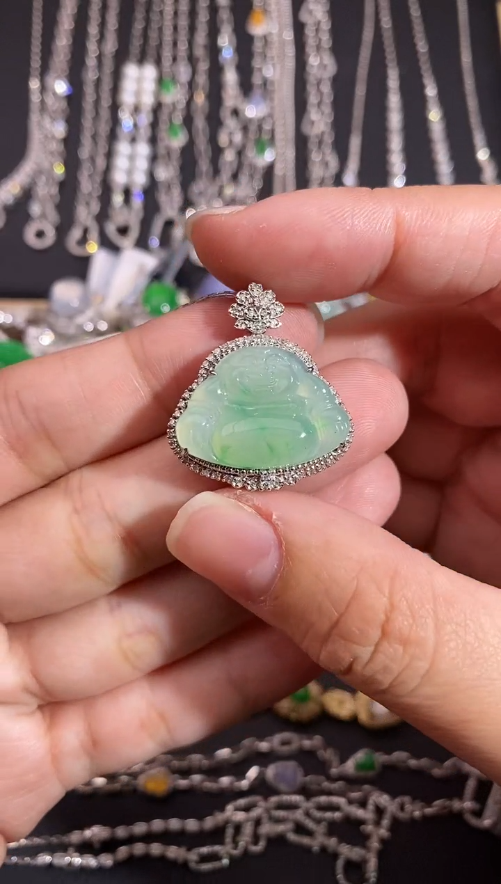 颈饰18K金镶嵌翡翠吊坠