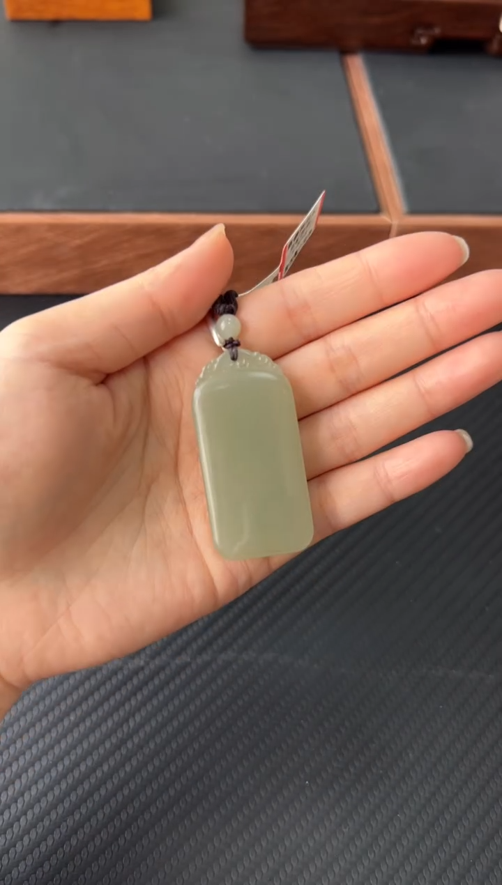 【闪购商品】和田玉未镶嵌吊坠(赠链)且末微色差近矿