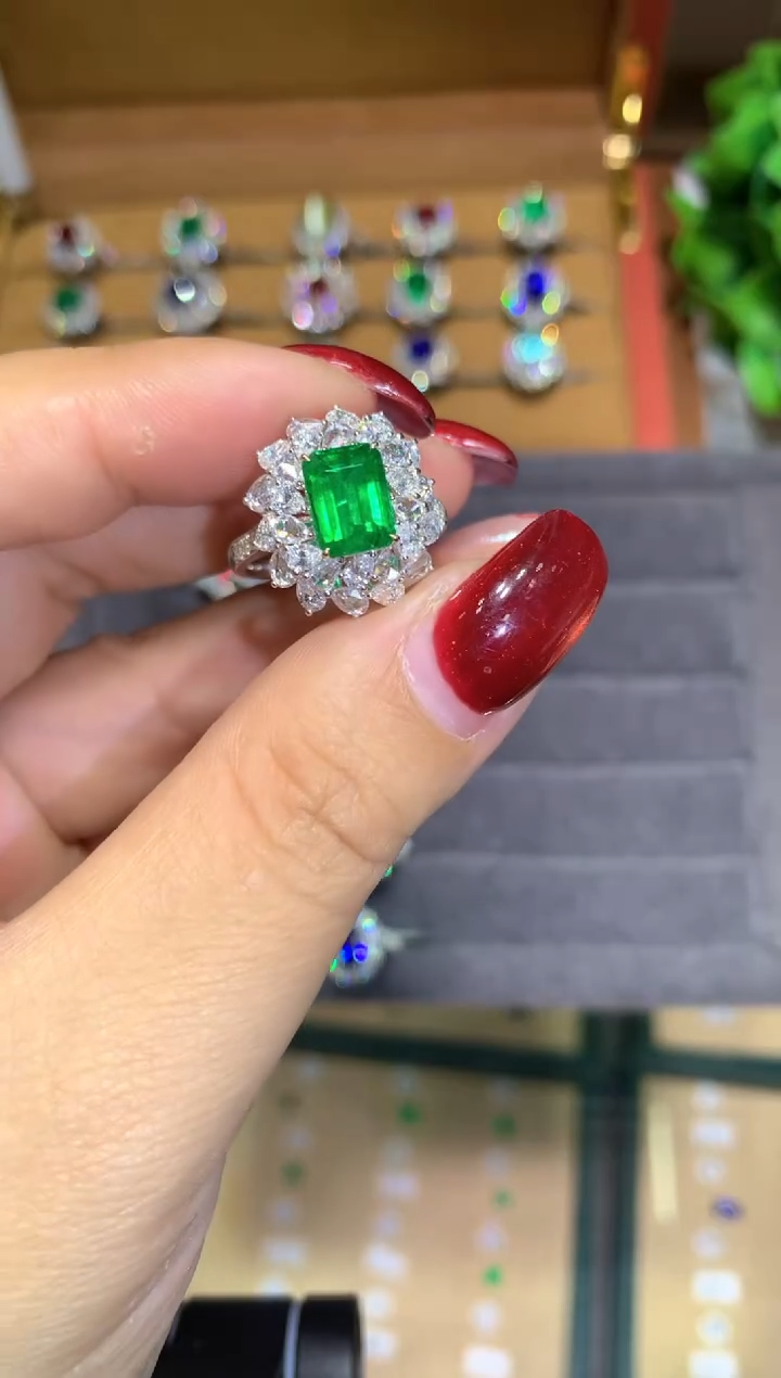 18K金镶嵌戒指祖母绿1.77ct
