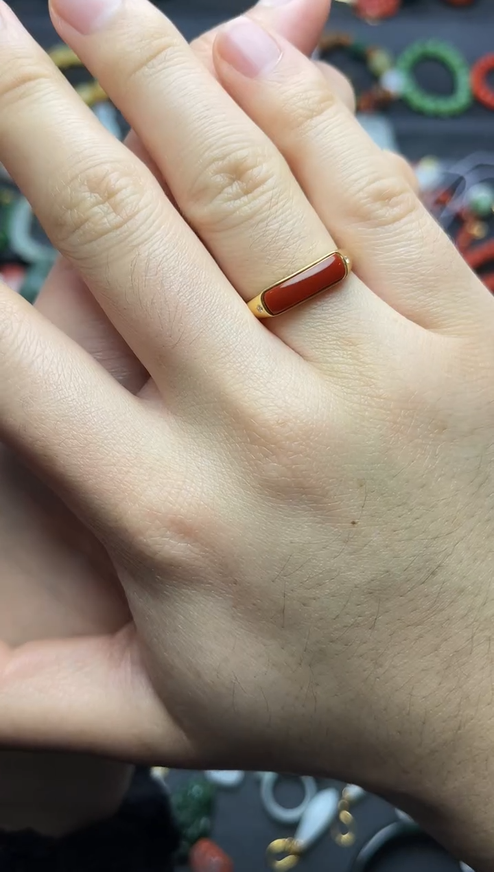 18K金镶嵌戒指南红玛瑙盖*牛血红马鞍戒指06