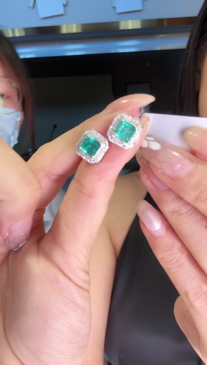 18K金镶嵌耳饰祖母绿1.80ct