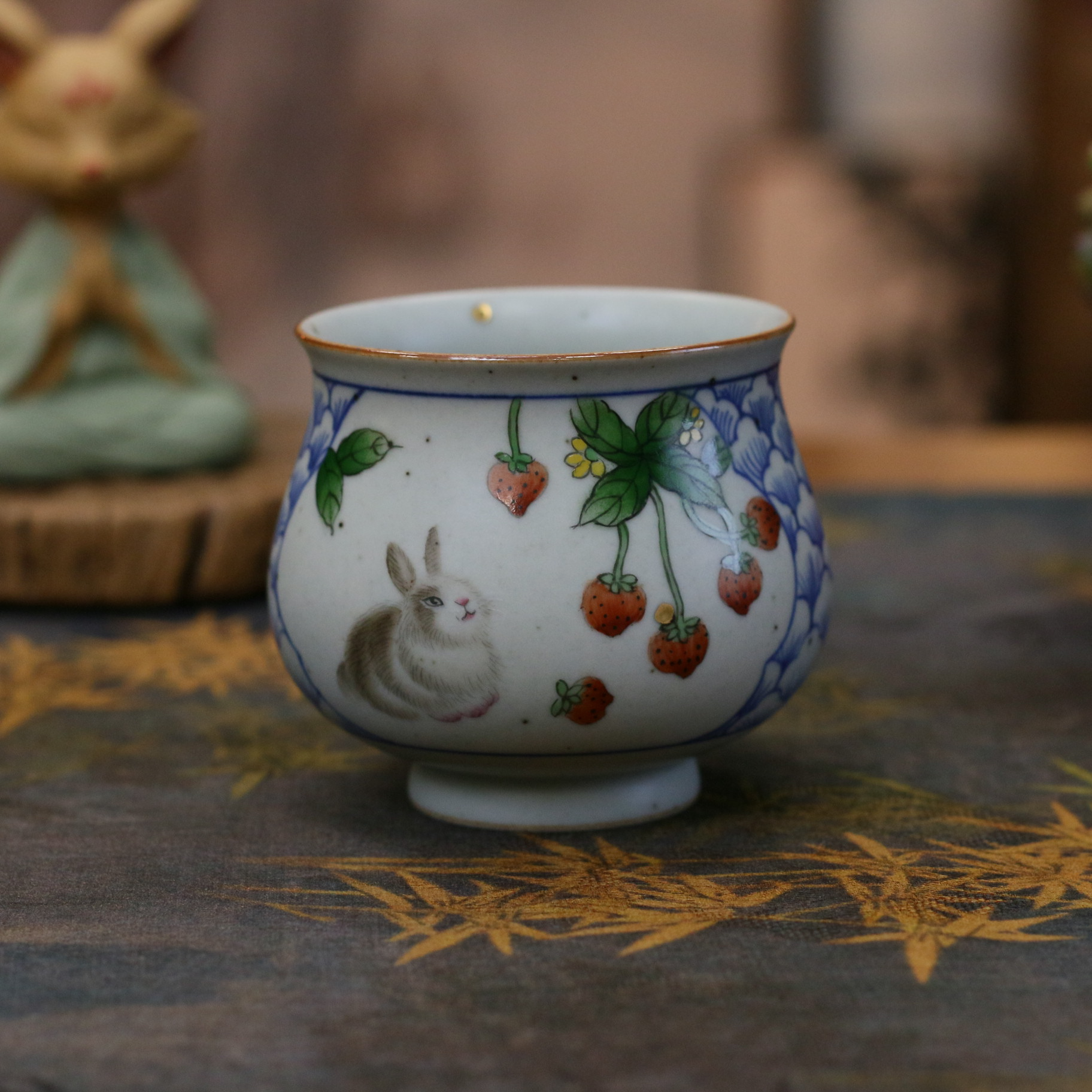【素谷籣兮】手工手绘复古陶瓷银杏叶青花草莓小兔子布袋主人杯
