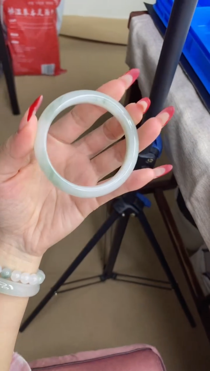 【闪购商品】石英质玉手镯未镶嵌v60福利