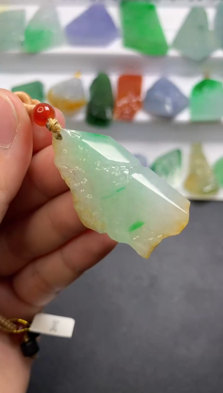 颈饰未镶嵌翡翠  