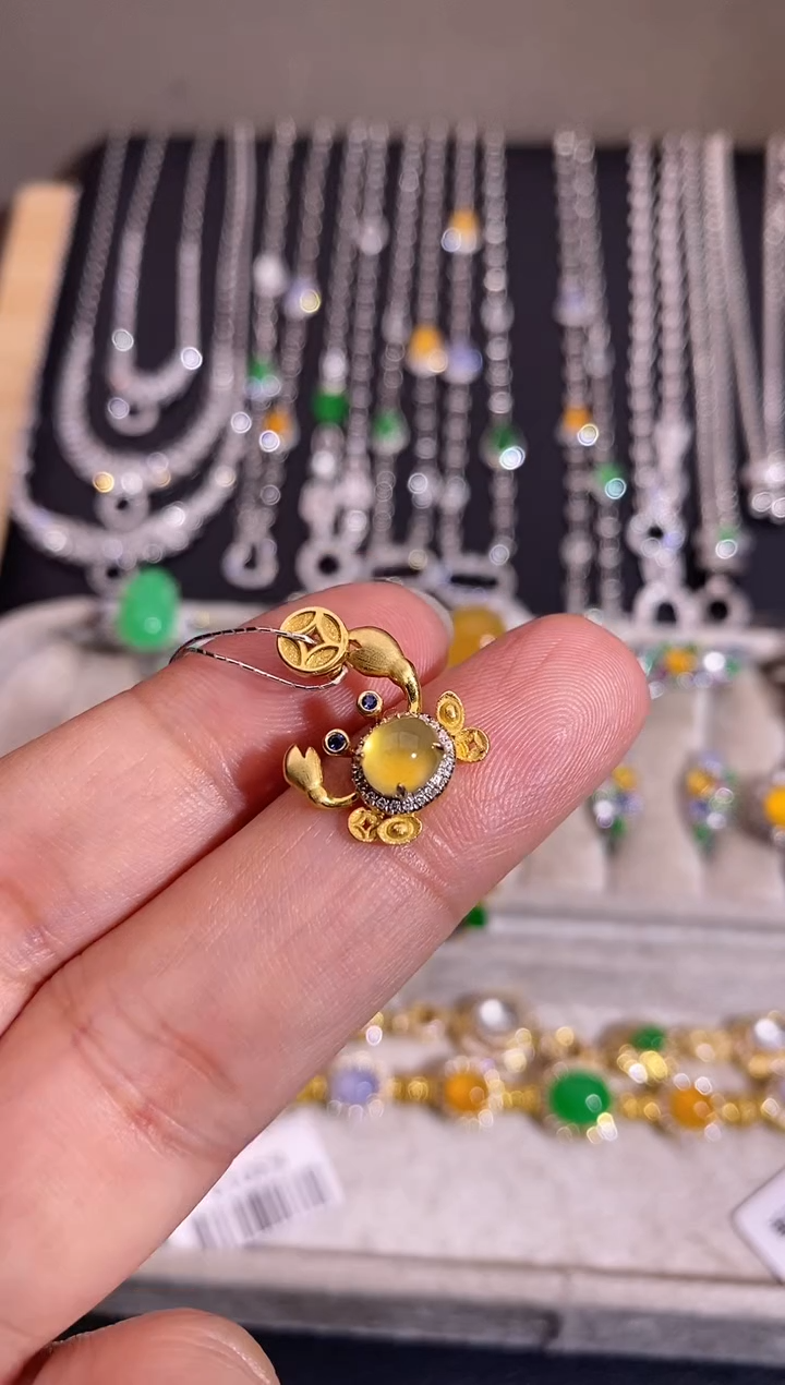 颈饰18K金镶嵌翡翠吊坠