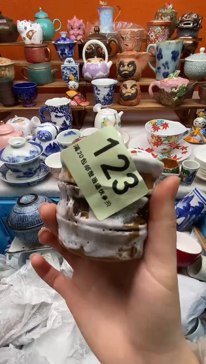 瓷片泡*我就那两对儿，今儿晚上全买了。