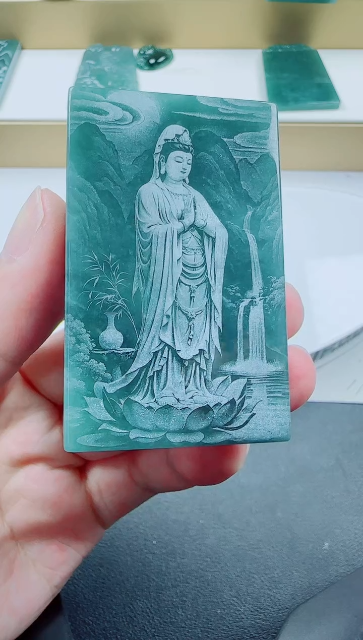 翡翠未镶嵌颈饰方观音