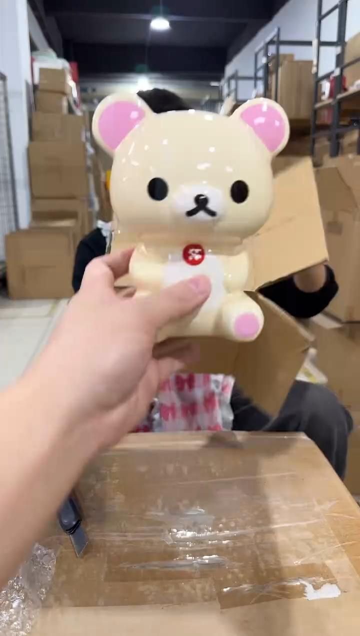 瓷片米黄色轻松熊钱罐