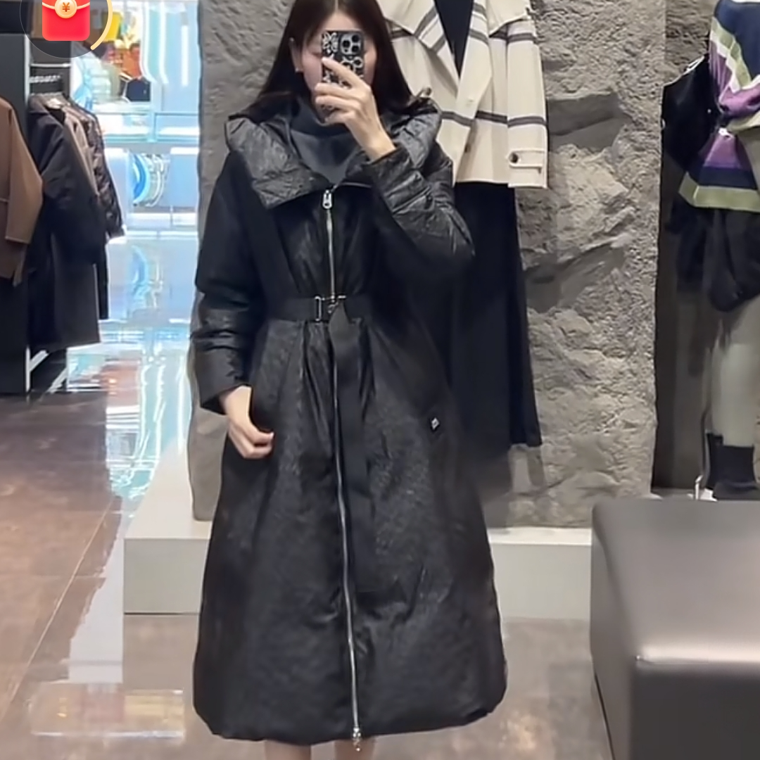 sdeer圣迪奥女装高领时尚连帽收腰撞色字母长款羽绒服S23482404