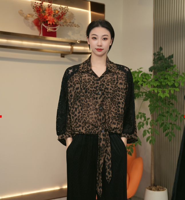 054/夏季女款豹纹设计感大码洋气经典时尚长袖衬衫