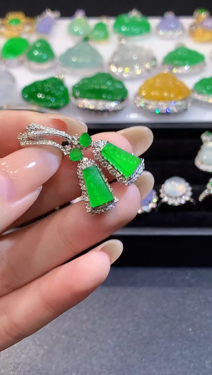 18K金镶嵌翡翠耳坠多样性发其一