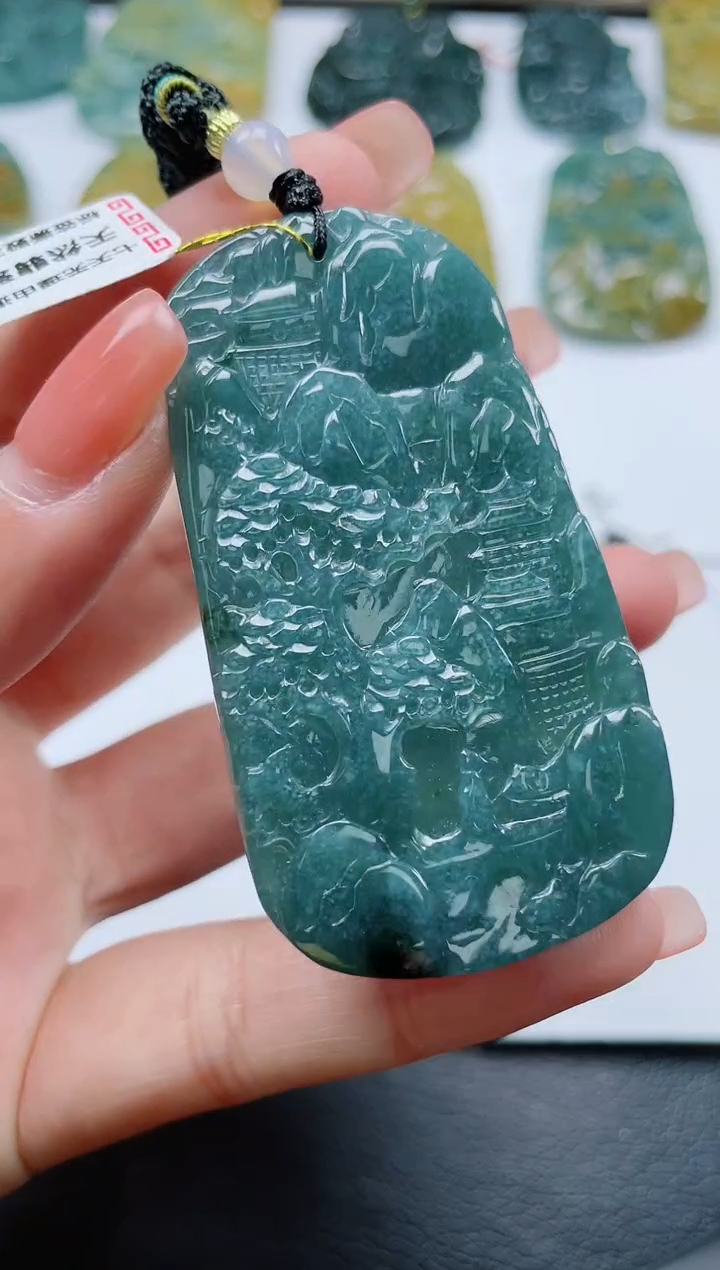 翡翠未镶嵌颈饰            