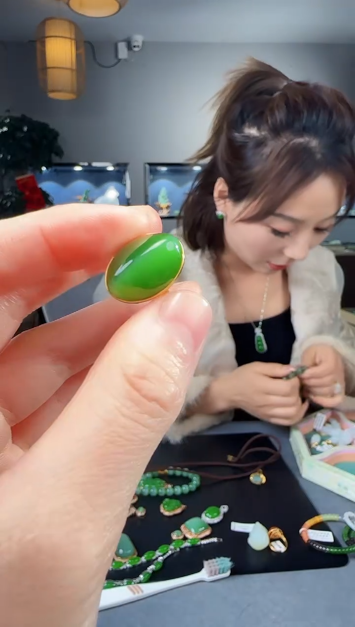 【闪购商品】和田玉戒指18K金镶嵌1