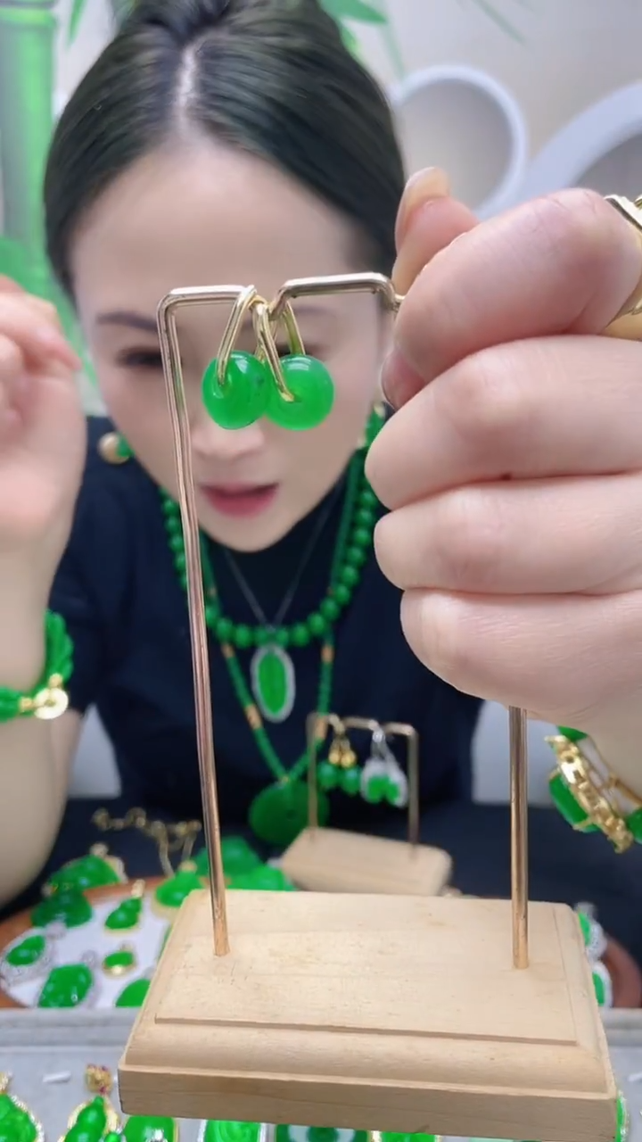 14K金镶嵌翡翠耳饰顿顿耳坠