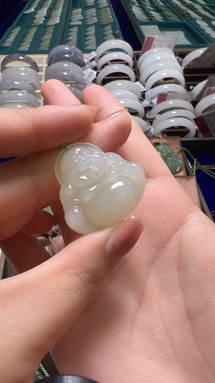 和田玉未镶嵌颈饰于**?吊坠