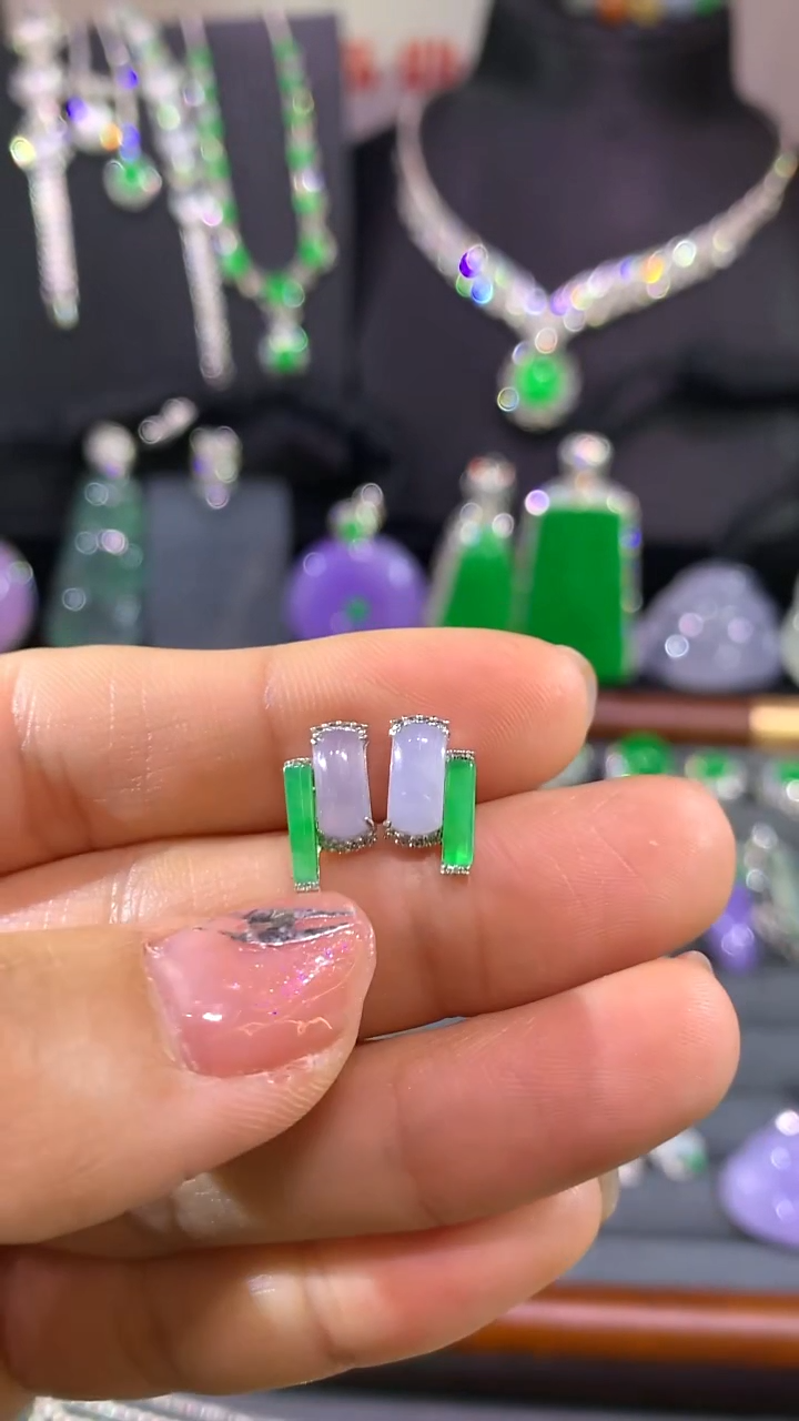 18K金镶嵌翡翠耳饰耳钉