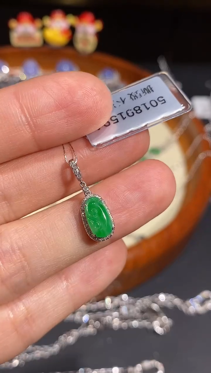【闪购商品】翡翠颈饰18K金镶嵌吊坠
