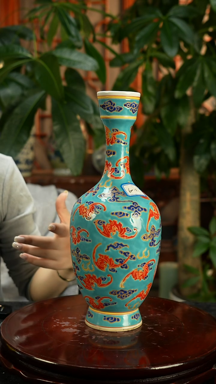 其他瓷粉彩祥云蝙蝠纹赏瓶一只