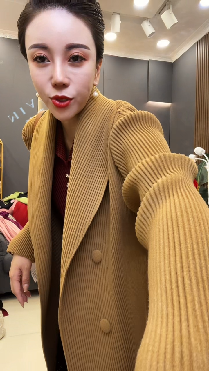 聚酯纤维（涤纶）驼色 大衣