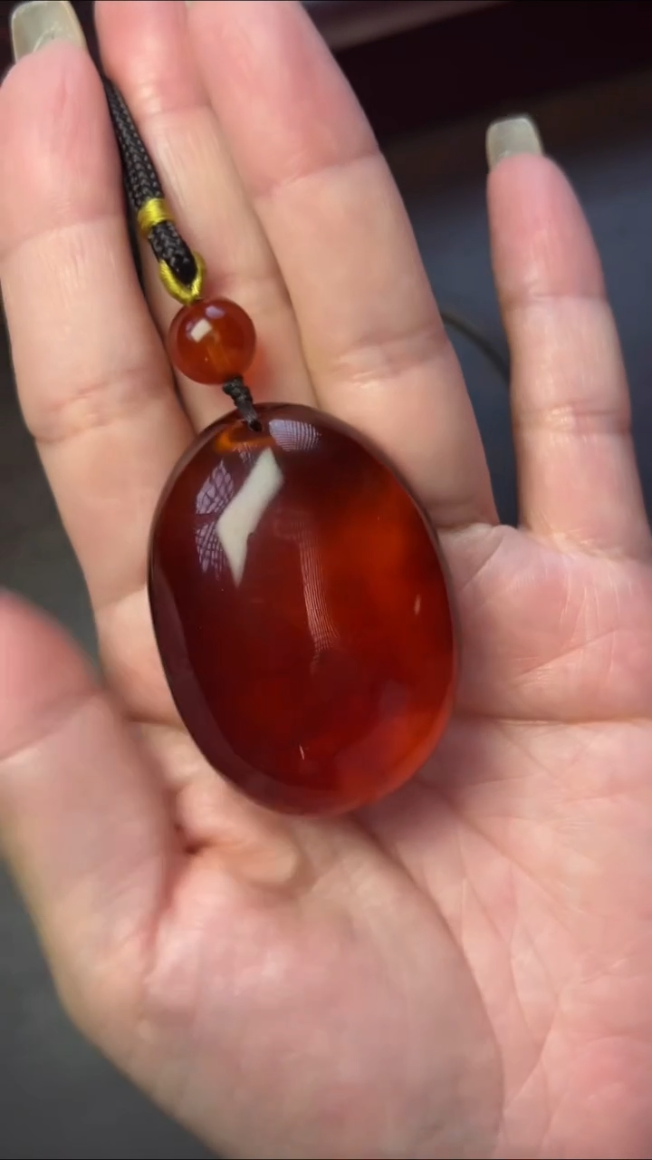 未镶嵌吊坠(赠链)琥珀手工雕刻件血珀水滴