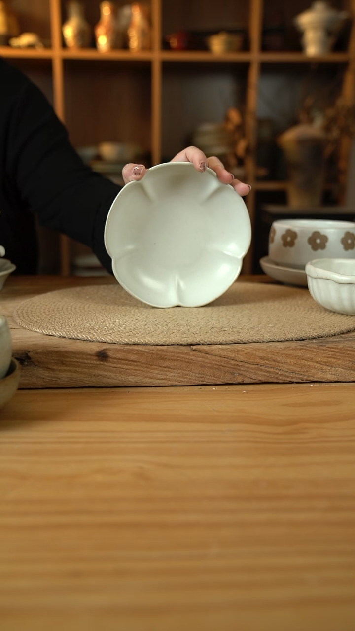 白色系列的6英寸花口盘1个
