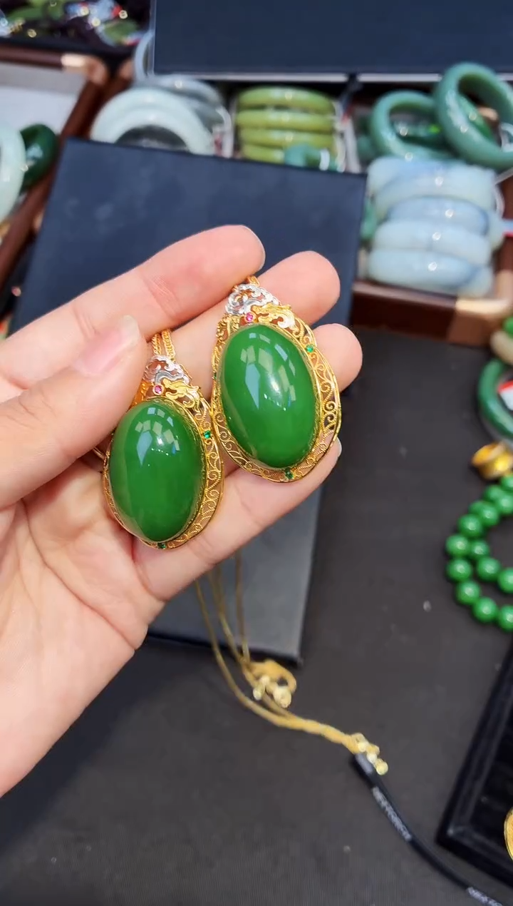 吊坠(赠链)18K金镶嵌和田玉多样性发一