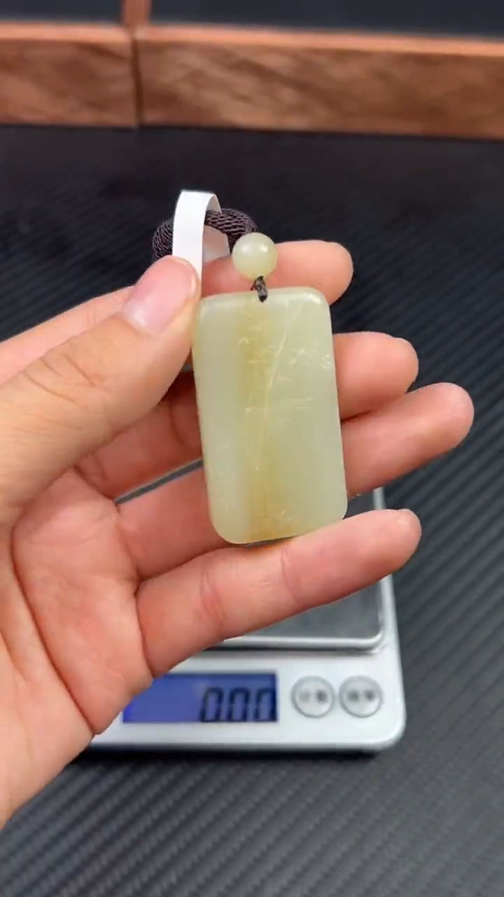 【闪购商品】和田玉吊坠(赠链)未镶嵌且末微色差迪克兰二细