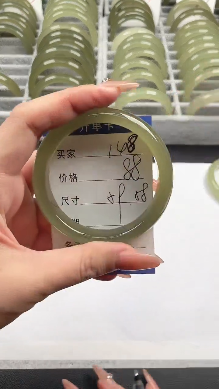 未镶嵌手镯石英质玉湖水绿