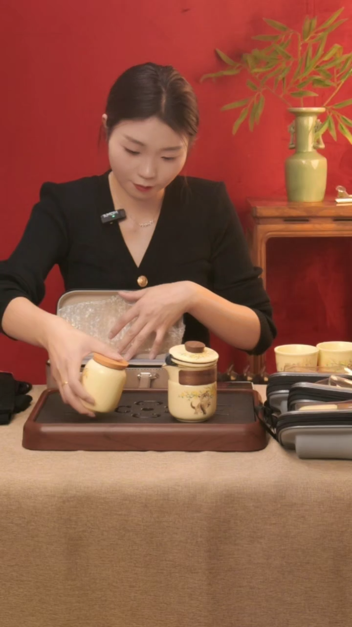 【闪购商品】瓷片黄色一杯一罐三杯一茶壶带礼盒包装