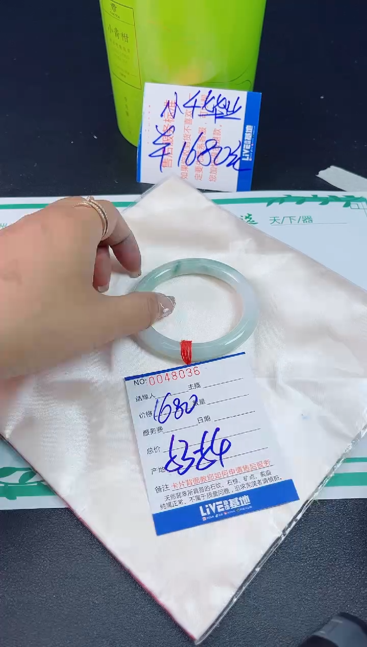 翡翠手镯未镶嵌翡翠手镯