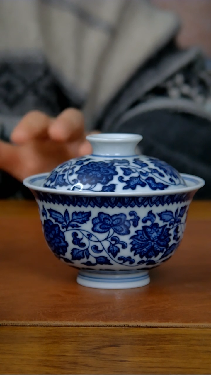 【闪购商品】点工缠枝莲两才盖碗（柴窑）