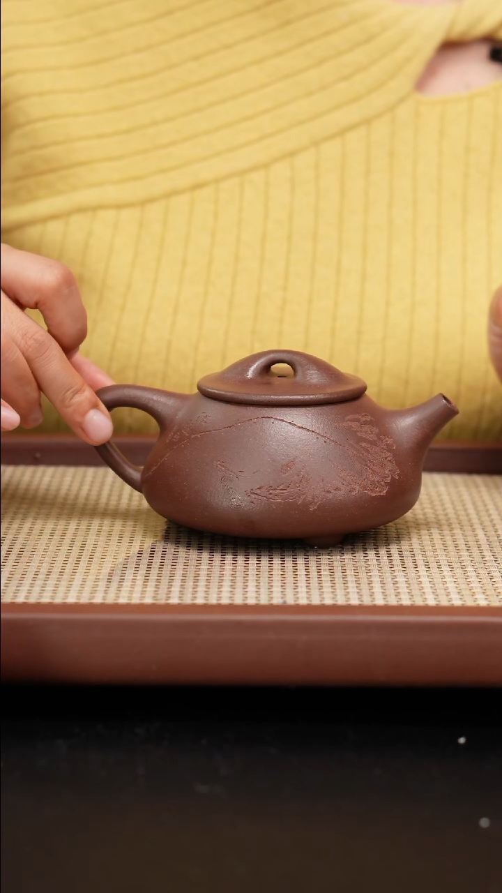 【闪购商品】紫砂茶壶底曹清景舟石瓢刻荷花