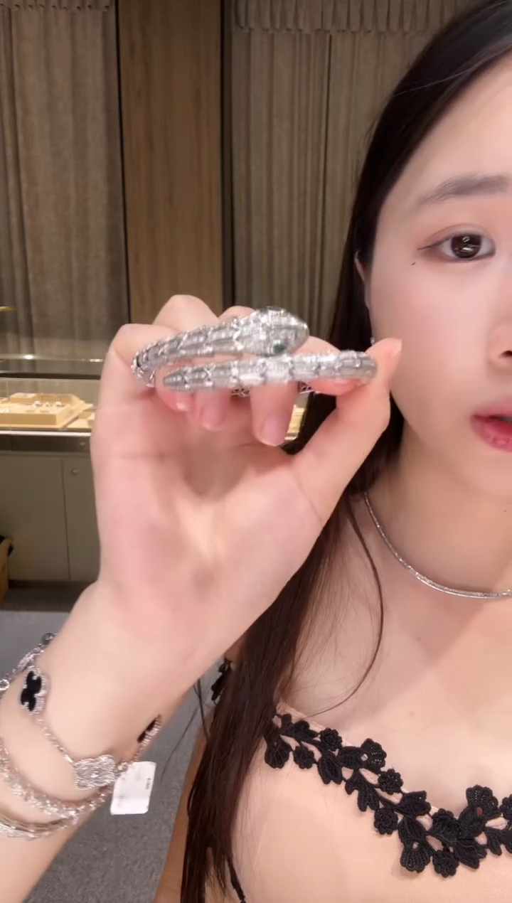 铂Pt950镶嵌手镯钻石蟒蛇