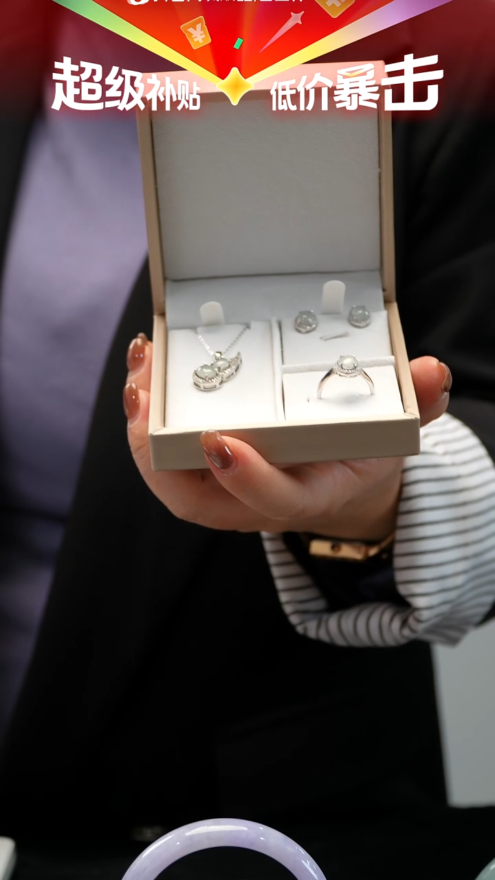 颈饰银S925镶嵌翡翠吊坠+戒指+耳钉（一套）