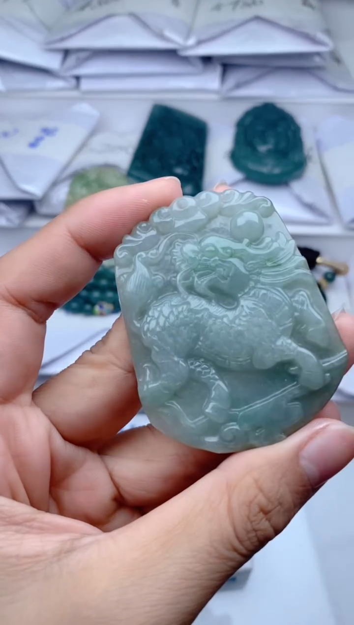 颈饰未镶嵌翡翠 