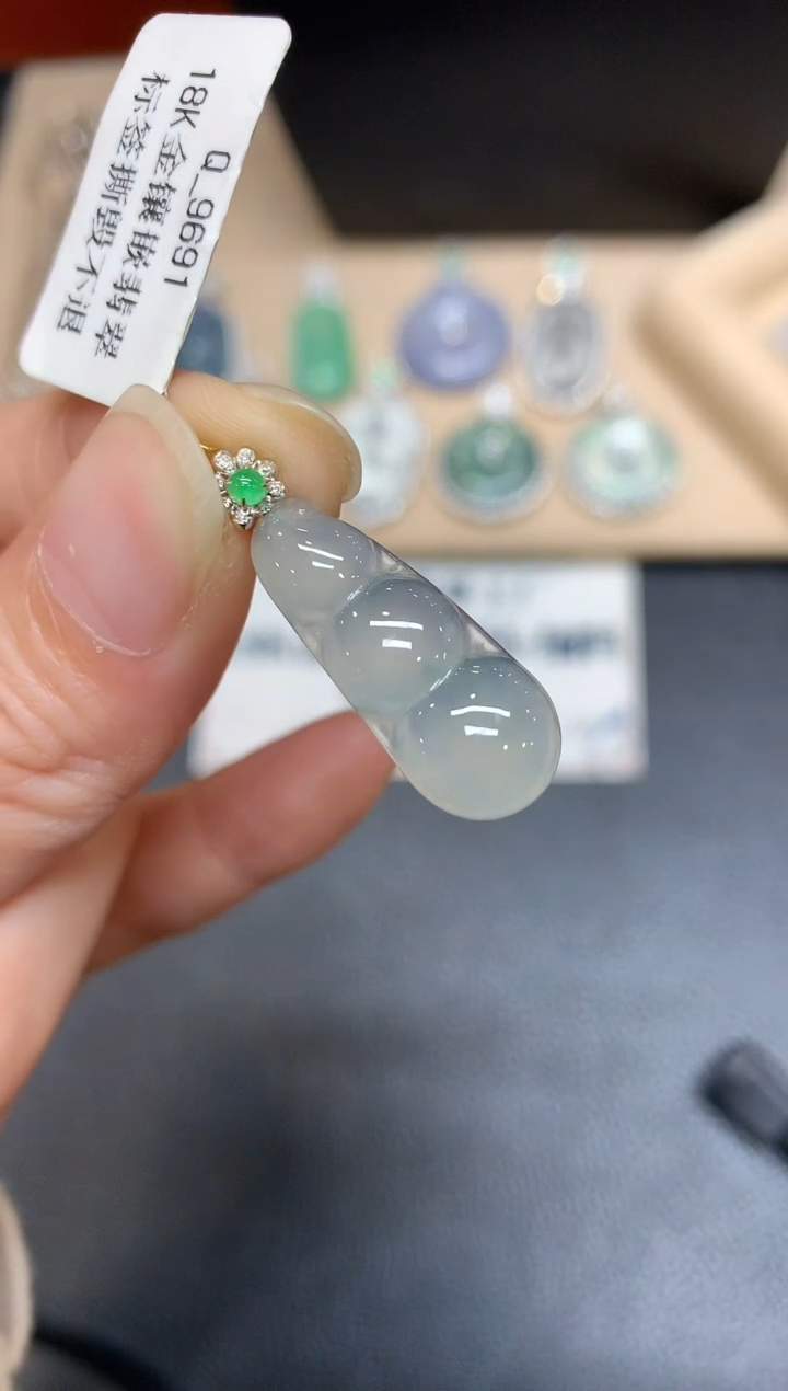 【闪购商品】翡翠吊坠(不含链)18K金镶嵌福豆【无服务费多样性发其一