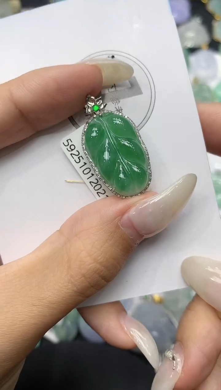 颈饰18K金镶嵌翡翠11111111111