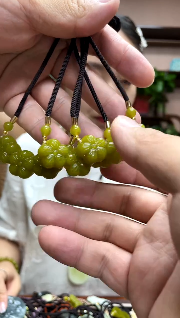 岫玉未镶嵌颈饰多样性发货发其中之一