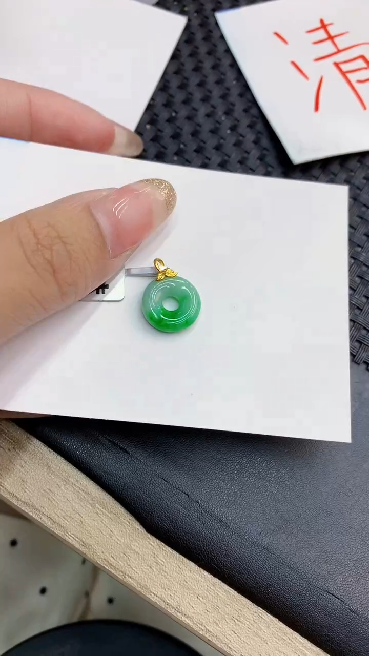 翡翠18K金镶嵌颈饰             8