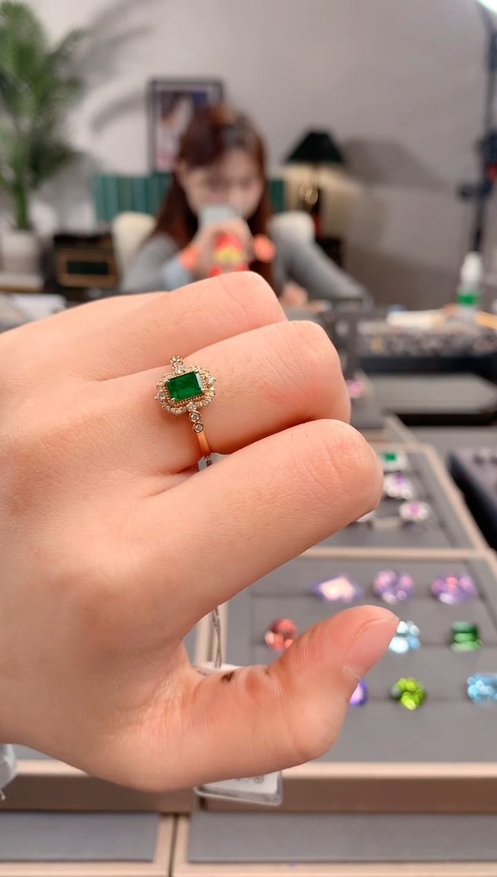 【闪购商品】祖母绿戒指18K金镶嵌祖母绿