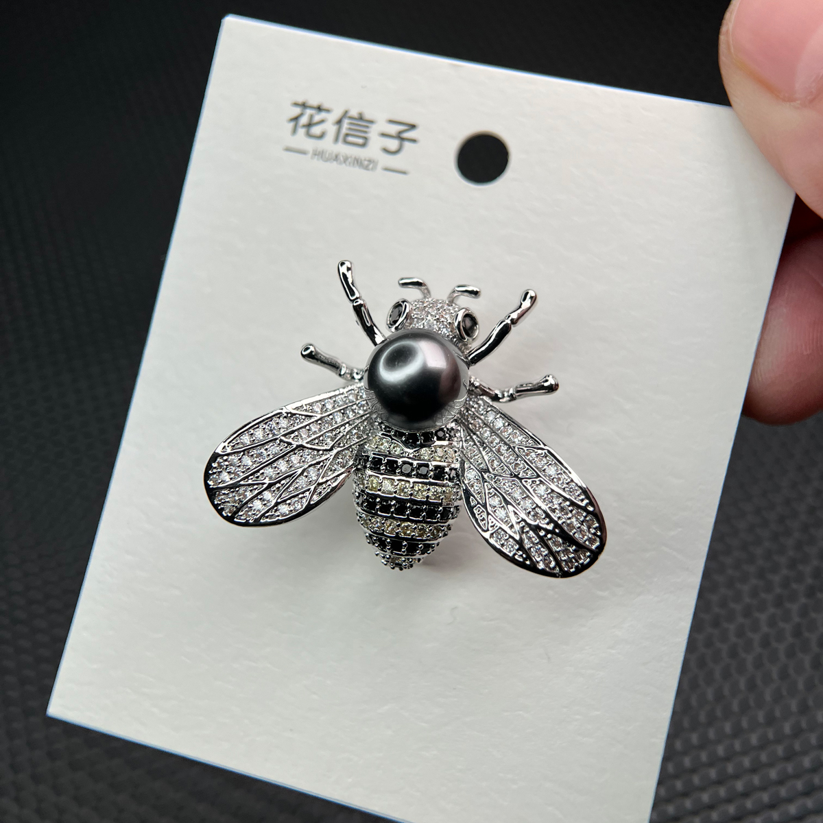 铜合成锆石胸针 5468 灰珠蜜蜂 轻奢时尚可爱防走光胸花