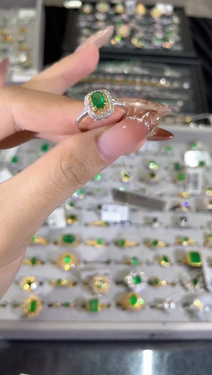 18K金镶嵌戒指祖母绿     YG