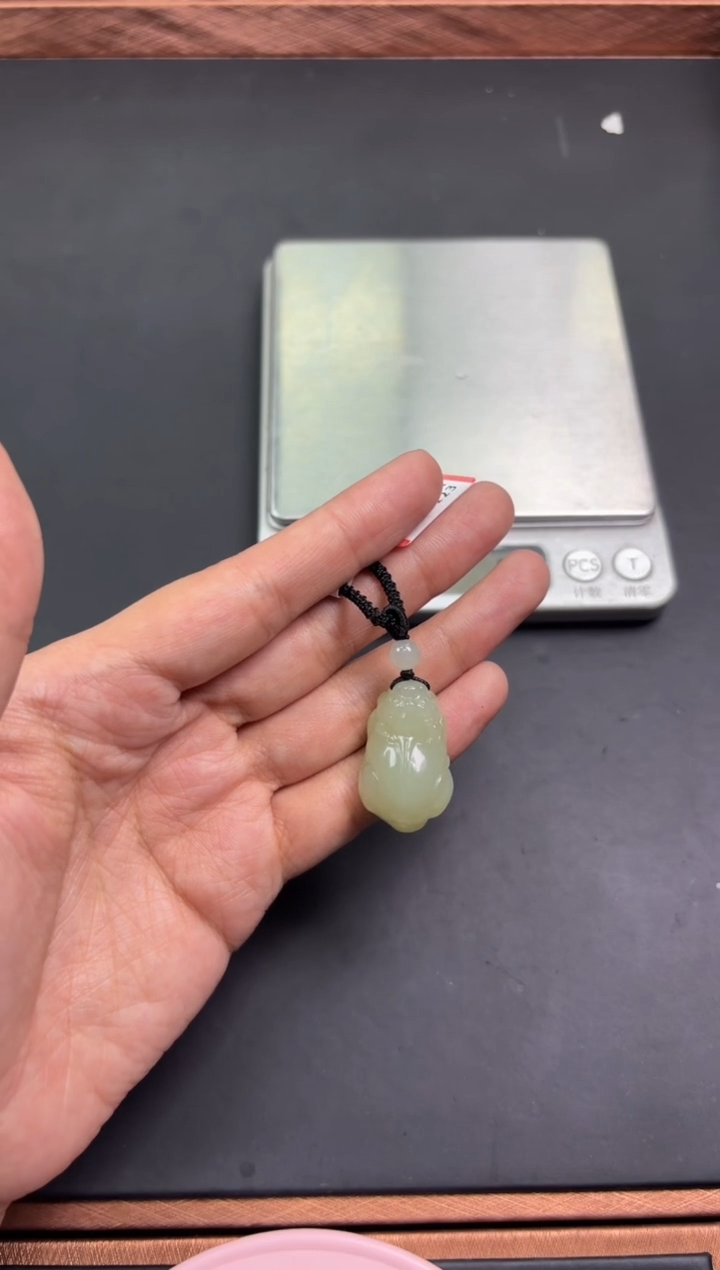 【闪购商品】和田玉吊坠(赠链)未镶嵌且末微色差近矿吊坠