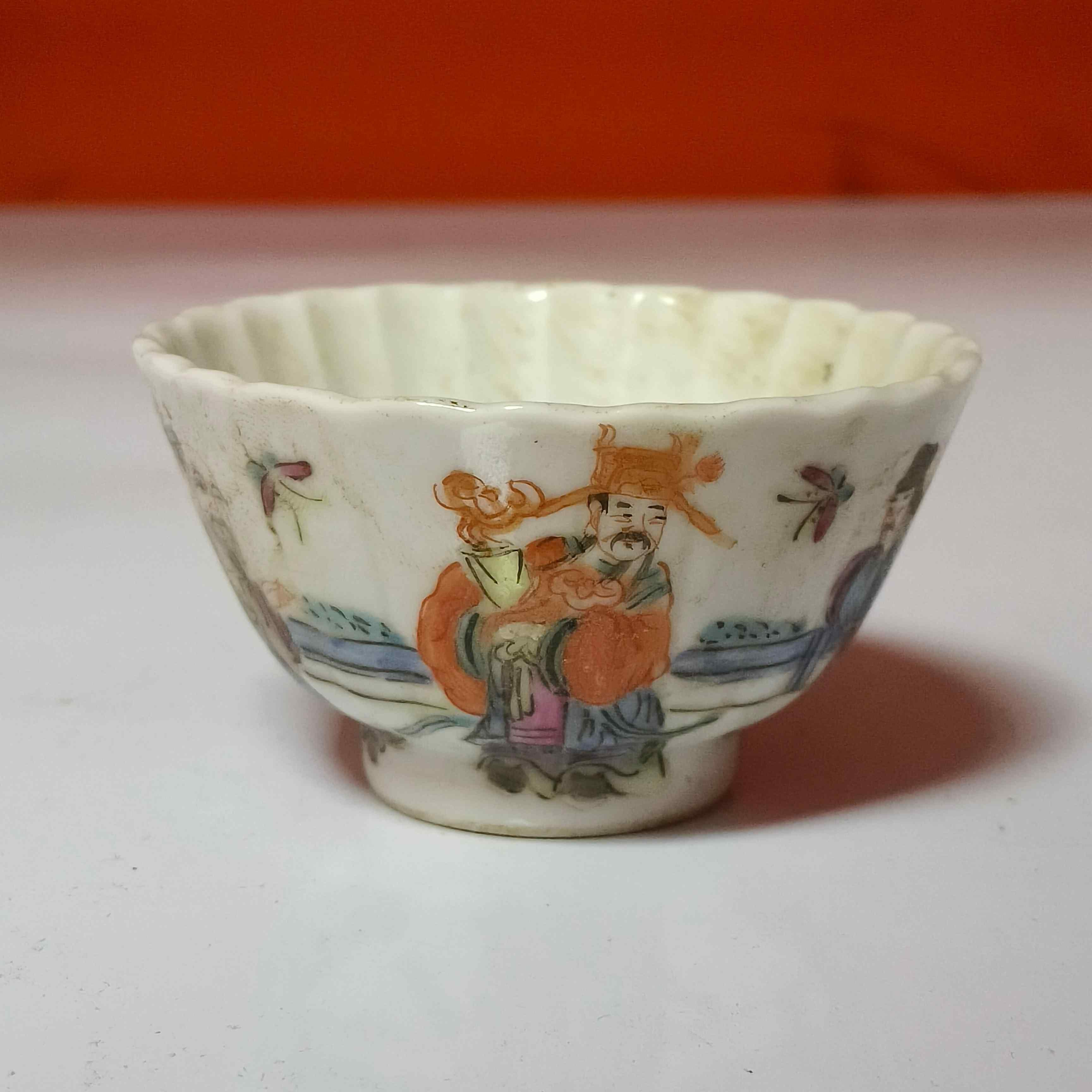 3733清晚期 粉彩人物故事图菊瓣杯