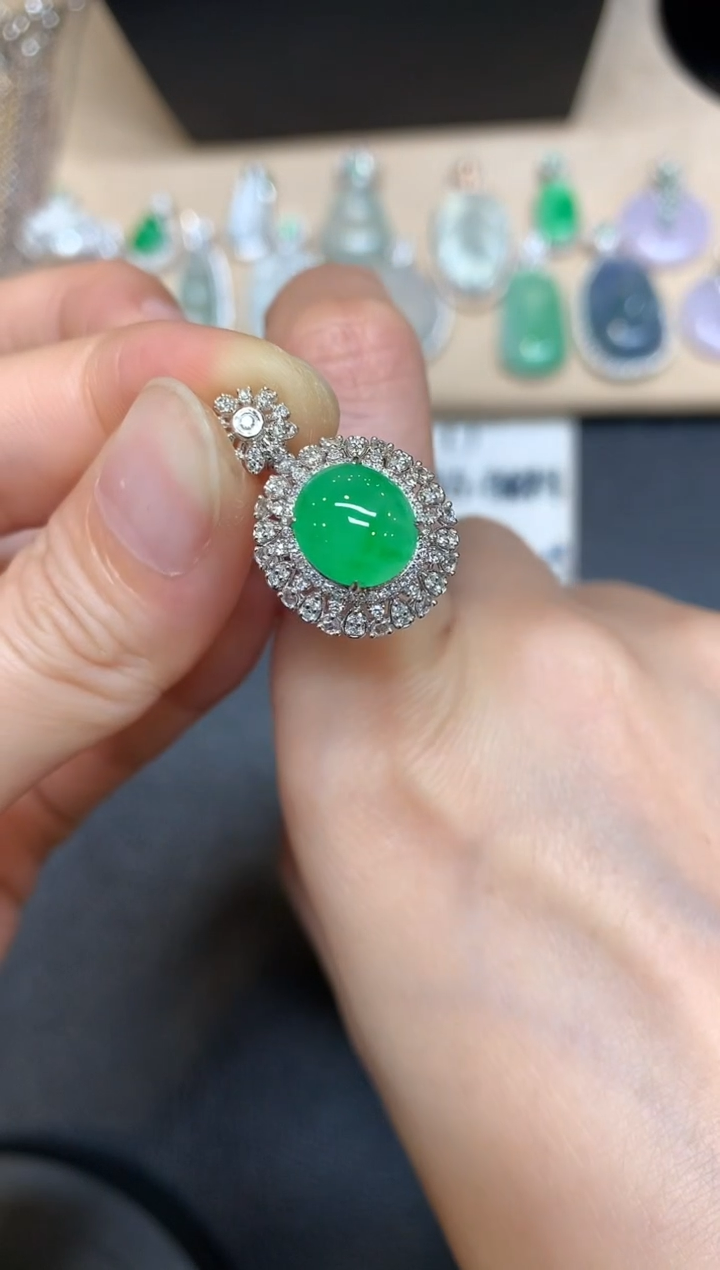 【闪购商品】翡翠颈饰18K金镶嵌蛋面【无服务费