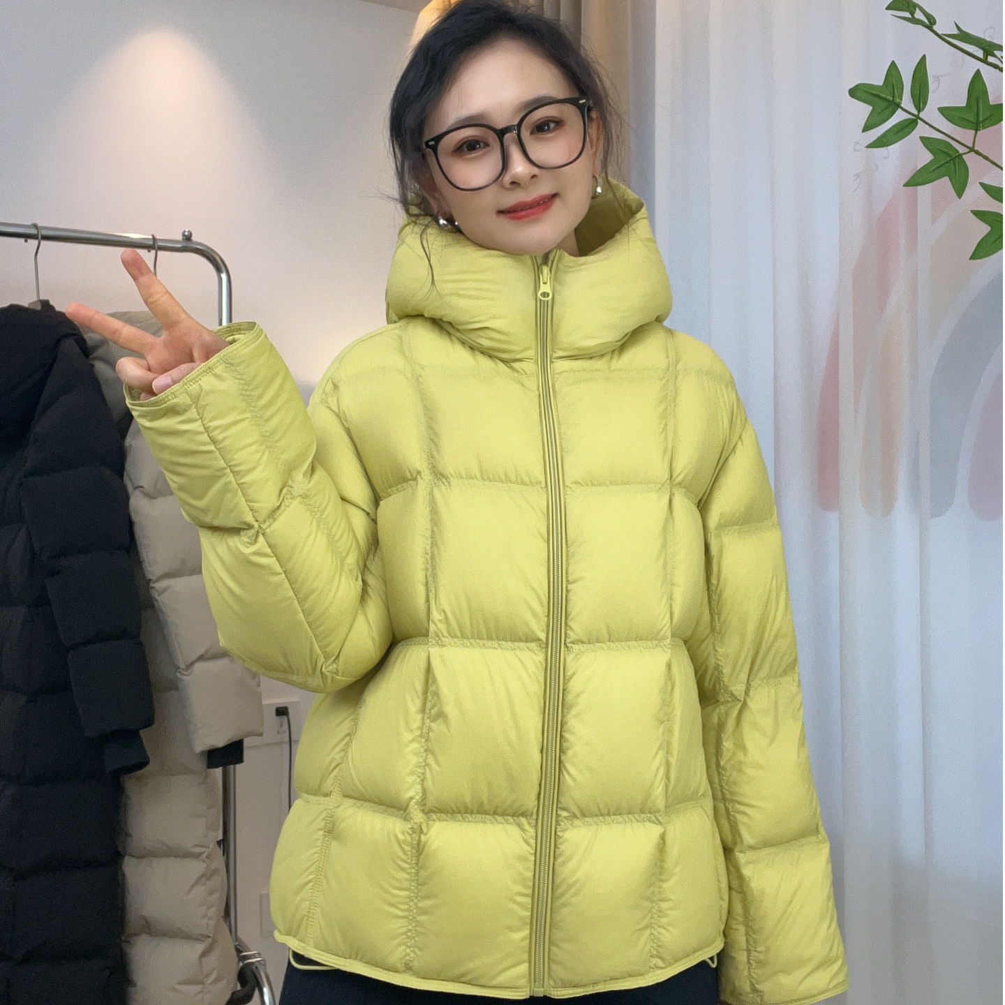 羽毛之家 三星安心90白鸭绒0压感软糯泡芙云朵短款连帽款羽绒服女