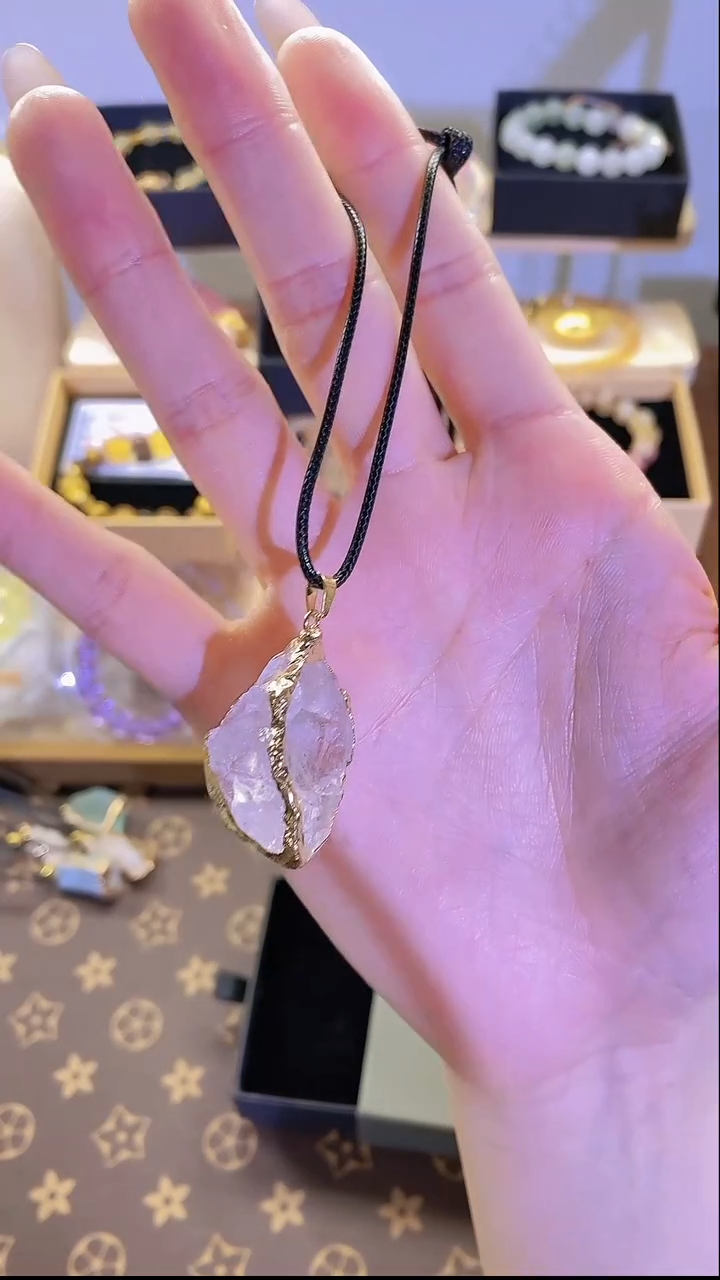 水晶手串未镶嵌水晶吊坠