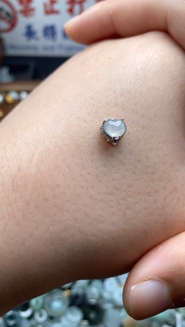 【闪购商品】翡翠颈饰未镶嵌哥哥