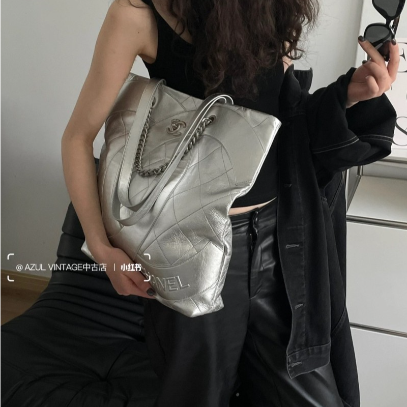 95新 Chanel/香奈儿 23C银色亮面褶皱牛皮大双C单肩托特包 53907